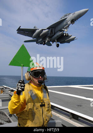 070322-N-5345W-011 ATLANTIC OCEAN (March 22, 2007) - Flight deck supervisor, Lt. Walter Massenburg displays the 'green deck' paddle as an F/A-18F Super Hornet, assigned to the 'Swordsmen' of Strike Fighter Squadron (VFA) 32, approaches the landing area aboard Nimitz-class aircraft carrier USS Harry S. Truman (CVN 75). Truman is underway conducting Tailored Ship's Training Availability (TSTA). U.S. Navy photo by Mass Communication Specialist 3rd Class Kristopher Wilson (RELEASED) US Navy 070322-N-5345W-011 Flight deck supervisor, Lt. Walter Massenburg displays the 'green deck' paddle as an F-A- Stock Photo