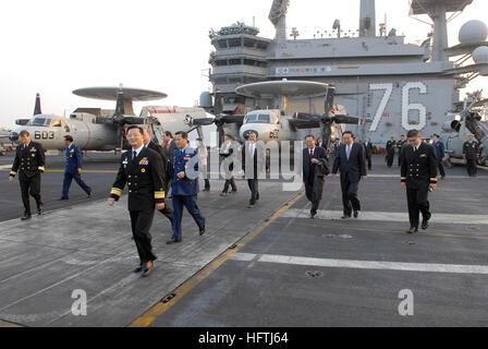 070322-N-3659B-257  BUSAN, South Korea (March 22, 2007) - Distinguished visitors from the Republic of Korea armed forces and political parties take a tour on the flight deck of Nimitz-class aircraft carrier USS Ronald Reagan (CVN 76). Ronald Reagan is conducting port visit in Busan in conjunction with Exercise Reception, Staging, Onward Movement and Integration/Foal Eagle (RSOI/FE) 2007. U.S. Navy photo by Mass Communication Specialist 2nd Class Joseph M. Buliavac (RELEASED) US Navy 070322-N-3659B-257 Distinguished visitors from the Republic of Korea armed forces and political parties take a t Stock Photo