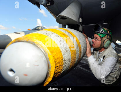 101014-N-0569K-030 ATLANTIC OCEAN (Oct. 14, 2010) Aviation Electronics Technician 1st Class Wesley E. Meredith, assigned to the Knighthawks of Strike Fighter Squadron (VFA) 136, inspects the locks on the bomb rack of an F/A-18F Super Hornet aboard the aircraft carrier USS Enterprise (CVN 65). The Enterprise Carrier Strike Group is conducting a composite training unit exercise in preparation for an upcoming deployment. (U.S. Navy photo by Mass Communication Specialist Seaman Jared M. King/Released) US Navy 101014-N-0569K-030 Aviation Electronics Technician 1st Class Wesley E. Meredith inspects  Stock Photo