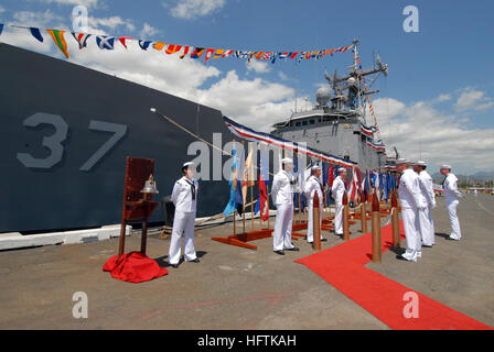 070405-N-4965F-002 PEARL HARBOR, Hawaii (April 5, 2007) - Sailors assigned to Oliver Hazard Perry-class guided-missile frigate USS Crommelin (FFG 37) and Arleigh Burke-class guided-missile destroyer USS Hopper (DDG 70) are posted as side boys in front of the Crommelin to participate in the change of command ceremony for Destroyer Squadron (DESRON) 31 on board Naval Station Pearl Harbor. Capt. R. Bruce Stewart assumed command of DESRON 31 from Capt. Fredrick W. Pfirrmann during the ceremony. U.S. Navy photo by Mass Communication Specialist 1st Class James E. Foehl (RELEASED) US Navy 070405-N-49 Stock Photo