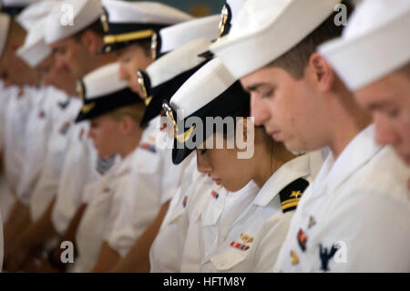 070416-N-3398B-046 KANEOHE BAY, Hawaii (April 16, 2007) - Sailors assigned to Patrol Squadron (VP) 47 bow their heads at change of command ceremony. Steve Deal relieved Cmdr. Daniel Schebler becoming the 58th commanding officer of VP-47 since 1949. U.S. Navy photo by photo Mass Communication Specialist 3rd Class Kevin S. Beauchamp (RELEASED) US Navy 070416-N-3398B-046 Sailors assigned to Patrol Squadron (VP) 47 bow their heads at change of command ceremony Stock Photo