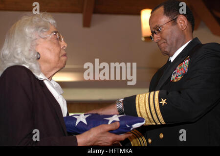 070421-N-0924R-066 VIRGINIA BEACH, Va. (April 21, 2007) - Deputy Commander, U.S. Fleet Forces Command, Vice Adm. Melvin G. Williams hands the national ensign to Capt. Thomas David Parham's widow during a memorial service in his honor. Parham was the first black man to achieve the rank of captain in the United States Navy. During Parham's distinguished years of service, he received 14 personal decorations including the Legion of Merit and the Meritorious Service Medal. U.S. Navy photo by Mass Communication Specialist Seaman Cory Rose (RELEASED) US Navy 070421-N-0924R-066 Deputy Commander, U.S.  Stock Photo