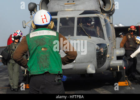 070524-N-9864S-042 PERSIAN GULF (May 24, 2007) - Airman Richard Austins stands by while pilots prepare for takeoff in an SH-60F Seahawk assigned to the ÒIndiansÓ of Helicopter Anti-submarine Squadron (HS) 6 aboard nuclear-powered aircraft carrier USS Nimitz (CVN 68). Nimitz Carrier Strike Group and embarked Carrier Air Wing (CVW) 11 are deployed to the U.S. 5th Fleet conducting maritime operations and supporting the global war on terrorism. U.S. Navy photo by Mass Communication Specialist Seaman Emily Stroia (RELEASED) US Navy 070524-N-9865S-042 Airman Richard Austins stands by while pilots pr Stock Photo