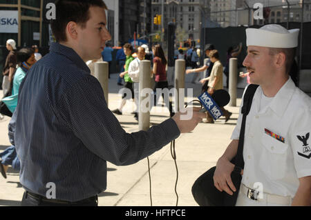 070524-N-4936C-059 NEW YORK (May 24, 2007) - Culinary Specialist 3rd Class Kyle Simpson speaks to a reporter about Fleet Week 2007 at Ground Zero. Simpson is assigned to guided-missile cruiser USS Hue City (CG 66), which is in New York City for Fleet Week 2007. While in New York during the 20th annual Fleet Week, nearly 3,000 Sailors, Marines and Coast Guardsmen are participating in Memorial Day parades, volunteering with local community organizations, and experiencing the hospitality of the city. U.S. Navy photo by Mass Communication Specialist 2nd Class David P. Coleman (RELEASED) US Navy 07 Stock Photo