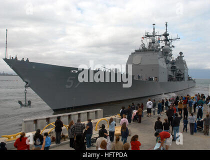 Family members and friends wave good-bye from the pier as the US Navy (USN) TICONDEROGA CLASS: Guided Missile Cruiser (Aegis) USS LAKE CHAMPLAIN (CG 57), weighs anchor to get underway from her homeport at Naval Air Station (NAS) North Island, California (CA). CG 57 and her crew are deploying to the Eastern and Western Pacific Region, to conduct joint and combined operations during a regularly scheduled deployment. USS Lake Champlain (CG-57) prepares to get underway Stock Photo