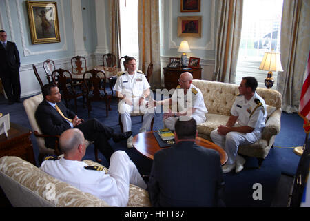 070630-N-8110K-021  BOSTON (July 2, 2007) - Commander, Naval Sea Systems Command, Vice Adm. Paul Sullivan meets with Massachusetts Gov. Deval Patrick in the governorÕs office at the State House. As an honored guest of the state, Sullivan was presented a State Proclamation by the Governor declaring the week ÒBoston Navy Week.Ó The meeting with the Governor was a highlight of the many appearances and speaking engagements on SullivanÕs vigorous schedule during Boston Navy Week. The week is one of 26 Navy Weeks planned across America in 2007. Navy Weeks are designed to show Americans the investmen Stock Photo