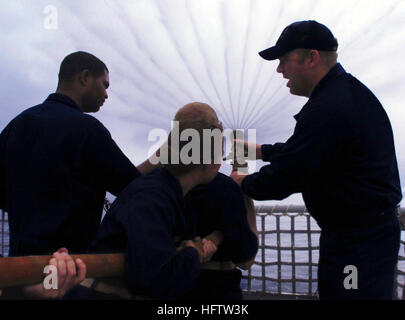 070718-N-4163T-106  SAN DIEGO (July 18, 2007) Ð Sailors stationed aboard dock landing ship USS Germantown (LSD 42) teach midshipmen the proper way to handle a fire hose. Approximately 80 Midshipmen from universities across the U.S. experienced shipboard life while underway with Germantown off the coast of San Diego. U.S. Navy photo by Mass Communication Specialist 2nd Class Stephanie Tigner (RELEASED) US Navy 070718-N-4163T-106 Sailors stationed aboard dock landing ship USS Germantown (LSD 42) teach midshipmen the proper way to handle a fire hose Stock Photo