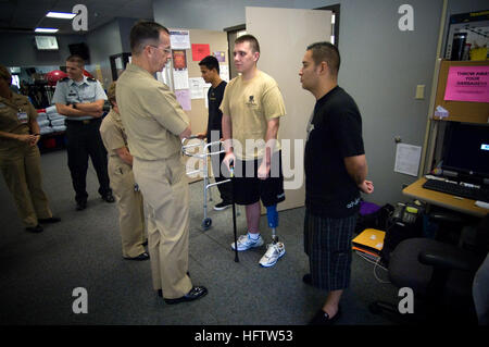 070718-N-0696M-260 SAN DIEGO (July 18, 2007) - Chief of Naval Operations (CNO) Adm. Mike Mullen speaks with amputee service members undergoing therapy at Naval Medical Hospital Balboa. U.S. Navy photo by Mass Communication Specialist 1st Class Chad J. McNeeley (RELEASED) US Navy 070718-N-0696M-260 Chief of Naval Operations (CNO) Adm. Mike Mullen speaks with amputee service members undergoing therapy at Naval Medical Hospital Balboa Stock Photo