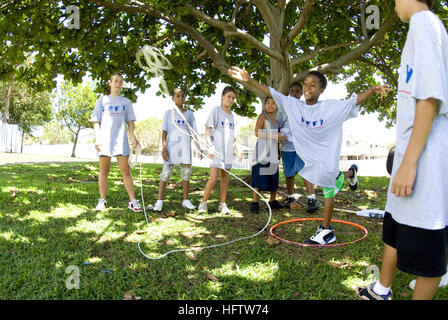 070719-N-6674H-067 PEARL HARBOR, Hawaii (July 19, 2007) - A child enrolled in the drug education for youth (DEFY) phase-one summer camp tosses a line to a volunteer mentor during a team building exercise at the Caitlin Community Center at Naval Station Pearl Harbor. DEFY is a two-phase program designed to promote positive, healthy, drug-free lifestyles in children ages 9-12 through drug education, leadership and character development, positive role-model mentoring and community outreach. U.S. Navy photo by Mass Communication Specialist 3rd Class Paul D. Honnick (RELEASED) US Navy 070719-N-6674 Stock Photo