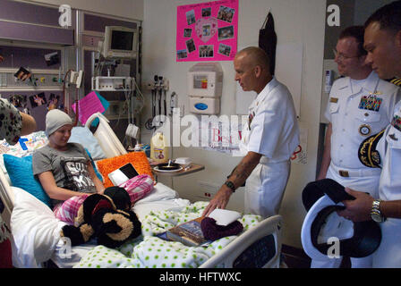 101011-N-6736S-018  ATLANTA (Oct. 11, 2010) Command Master Chief Richard Rose, center, and Sailors assigned to the Ohio-class guided-missile submarine USS Georgia (SSGN 729) makes a bedside visit to a patient at Children's Healthcare of Atlanta during Atlanta Navy Week. Atlanta Navy Week is one of 19 Navy weeks planned across America 2010. Navy weeks show Americans the investment they have made in their navy and increase awareness in cities that do not have a significant Navy presence. (U.S. Navy photo by Mass Communication Specialist 1st Class Katrina Sartain/Released) US Navy 101011-N-6736S- Stock Photo