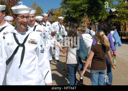 101015-N-6736S-045  ATLANTA (Oct. 15, 2010) Sailors assigned to the guided-missile submarine USS Georgia (SSGN 729) tour the top of Stone Mountain Park where they are greeted with smiles and applause from other tourists. The tour was part of Atlanta Navy Week 2010. Atlanta Navy Week is one of 19 Navy weeks planned across America in 2010. Navy weeks show Americans the investment they have made in their Navy and increase awareness in cities that do not have a significant Navy presence. (U.S. Navy photo by Mass Communication Specialist 1st Class Katrina Sartain/Released) US Navy 101015-N-6736S-04 Stock Photo