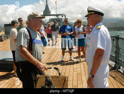 070803-N-5476H-021  PEARL HARBOR (Aug. 16, 2007) - Commander, U.S. Pacific Fleet, Adm. Robert Willard takes a moment to thank Bob Albin, a Battleship Missouri Memorial volunteer.  Albin, a former USS Baltimore (CA 68) Sailor volunteers three days a week aboard the historic Navy vessel in Pearl Harbor. Willard walked around Missouri to greet and to express his gratitude to the staff and visitors following a ceremony for newly promoted Rear Adm. Michael Giorgione, the Pacific Fleet civil engineer. U.S. Navy photo by Mass Communication Specialist 2nd Class Michael Hight (RELEASED) US Navy 070816- Stock Photo