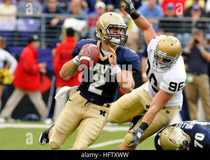 081115-N-4565G-053 Baltimore, Md. (Nov. 15, 2008) Navy quarterback Jarod Bryant (#2), from Hoover, Alabama, eludes Notre Dame defensive end Pat Kuntz (#96) during a first quarter pass attempt in the Saturday, Nov. 15, 2008 college football game between the U.S. Naval Academy and the University of Notre Dame. The Midshipman fell short in a fourth quarter comeback to the Fighting Irish 27-21 in front of a capacity crowd at M&T Bank stadium. (U.S. Navy photo by Mass Communication Specialist 2nd Class Tommy Gilligan/Released) US Navy 081115-N-4565G-053 Navy quarterback Jarod Bryant (%%5E2), from H Stock Photo