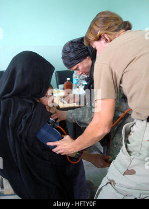 070822-F-8346E-002 ZABUL, Afghanistan (Aug. 22, 2007) - U.S. Air Force Maj. Debra Roberts, center, and U.S. Navy Lt. Karen Nordine check vital signs on an Afghan woman and her child during a village medical outreach in Shinkay District. U.S. Air Force photo by Capt. Bob Everdeen (RELEASED) US Navy 070822-F-8346E-002 U.S. Air Force Maj. Debra Roberts, center, and U.S. Navy Lt. Karen Nordine check vital signs on an Afghan woman and her child during a village medical outreach in Shinkay District Stock Photo