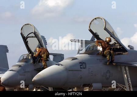 060823-N-8604L-026 Indian Ocean (Aug. 23, 2006) Ð Air wing Sailors embarked aboard the conventionally-powered aircraft carrier USS Kitty Hawk (CV 63) clean the canopy and cockpit of F/A-18 Super Hornets while preparing for flight operations. Currently under way in the 7th Fleet area of responsibility, Kitty Hawk demonstrates power projection and sea control as the U.S. Navy's only permanently forward-deployed aircraft carrier. U.S. Navy photo by Mass Communication Specialist Seaman Joshua Wayne LeGrand (RELEASED) US Navy 060823-N-8604L-026 Air wing Sailors embarked aboard the conventionally-po Stock Photo