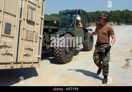 070904-N-9936B-011 FORT PICKETT, Va. (Sept. 4, 2007) - Interior Communications Electrician 2nd Class Bjorn Anderson, right, and Equipment Operator 2nd Class David Harwell, of Mobile Inshore Undersea Warfare Unit 401, move equipment containers during Exercise COMET 2007. More than 700 active and reserve Navy Expeditionary Combat Command military and civilian personnel are participating in the integrated maritime security operations exercise, being conducted at Fort Pickett, Cheatam Annex, Va., and Little Creek Amphibious Base, Va., September 4-14. U.S. Navy photo (RELEASED) US Navy 070904-N-993 Stock Photo