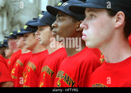 070906-N-3271W-001 ST. LOUIS (Sept. 6, 2007) - Members of the 49th Cardinal Company, a group of enlisted recruits from Navy Recruiting District St. Louis, prepare for their oath of enlistment. The group is named for the St. Louis Cardinals, which has sponsored such groups annually for the last 49 years. The enlistment ceremony is part of St. Louis Navy Week, which runs Aug. 28 to Sept. 6. U.S. Navy photo by Chief Mass Communication Specialist Gary Ward (RELEASED) US Navy 070906-N-3271W-001 Members of the 49th Cardinal Company, a group of enlisted recruits from Navy Recruiting District St. Loui Stock Photo