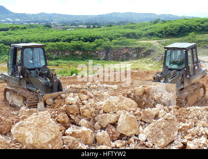 070906-N-3713P-002 CAMP COVINGTON, Guam (Sept. 6, 2007) - Equipment Operator Constructionman Recruit Justin P. Dimmitt and Equipment Operator 2nd Class Brandon S. Miller use front end loaders to remove rock from a recent blast at Orote Point Quarry to be taken to the rock crusher. NMCB-4 is deployed to Guam supporting construction requirements for Pacific Command. U.S. Navy photo by Equipment Operator Constructionman Apprentice Annamarie B. Pannone (RELEASED) US Navy 070906-N-3713P-002 Equipment Operator Constructionman Recruit Justin P. Dimmitt and Equipment Operator 2nd Class Brandon S. Mill Stock Photo