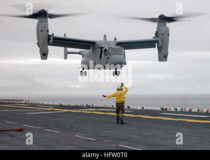 070927-N-7202W-014 ATLANTIC OCEAN (Sept. 27, 2007) Ð An aviation boatswain's mate conducts lands a V-22 Osprey aboard amphibious assault ship USS Iwo Jima (LHD 7). This was the first time Iwo Jima had conducted flight deck operations with the V-22 Osprey in more than two years. Iwo Jima is underway conducting sea trials. U.S. Navy photo by Mass Communication Specialist 3rd Class Amanda M. Williams (RELEASED) US Navy 070927-N-7202W-014 An aviation boatswain's mate conducts lands a V-22 Osprey aboard amphibious assault ship USS Iwo Jima (LHD 7) Stock Photo
