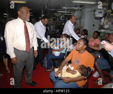 070928-N-7088A-090 ATLANTIC OCEAN (Sept. 28, 2007) - GuyanaÕs Prime Minister Samuel Hinds speaks with patients waiting to be seen by medical personnel aboard Military Sealift Command hospital ship USNS Comfort (T-AH 20). Comfort is on a four-month humanitarian deployment to Latin America and the Caribbean providing medical treatment to patients in a dozen countries. U.S. Navy photo by Mass Communication Specialist 2nd Class Elizabeth R. Allen (RELEASED) US Navy 070928-N-7088A-092 Guyana%%5Ersquo,s Prime Minister Samuel Hinds speaks with patients waiting to be seen by medical personnel aboard M Stock Photo