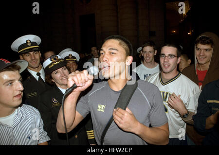 071103-N-5215E-418 ANNAPOLIS, Md. (Nov. 3, 2007) - Naval Academy quarterback, Midshipman 1st Class Kaipo-Noa Kaheaku-Enhada addresses the Brigade of Midshipmen during a homecoming celebration for NavyÕs first win in 43 years over Notre Dame. Kaheaku-Enhada threw a 25-yard touchdown pass in triple-overtime, claiming a 46-44 victory over the Fighting Irish. U.S. Navy photo by Mass Communication Specialist Seaman Matthew A. Ebarb (RELEASED) US Navy 071103-N-5215E-418 Naval Academy quarterback, Midshipman 1st Class Kaipo-Noa Kaheaku-Enhada addresses the Brigade of Midshipmen during a homecoming ce Stock Photo