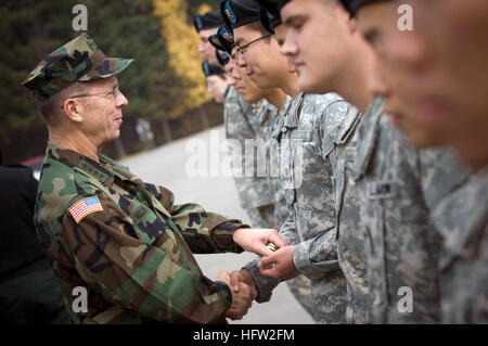 071105-N-0696M-301 PANMUNJOM, Republic of Korea (Nov. 5, 2007) - Chairman of the Joint Chiefs of Staff, Adm. Mike Mullen greets soldiers after a tour of the Demilitarized Zone separating North and South Korea. Mullen is on a five-day tour of Korea and Japan to attend meetings discussing the progress of transferring wartime operational control of Korean troops to Seoul. U.S. Navy photo by Mass Communication Specialist 1st Class Chad J. McNeeley (RELEASED) US Navy 071105-N-0696M-301 Chairman of the Joint Chiefs of Staff, Adm. Mike Mullen greets soldiers after a tour of the Demilitarized Zone sep Stock Photo