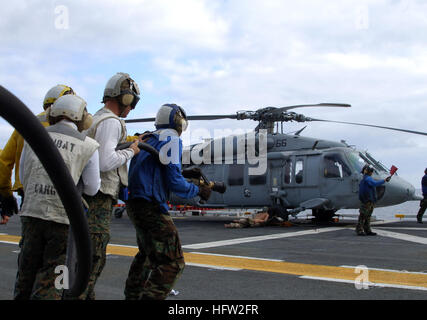 071106-N-1786N-011 PACIFIC OCEAN (Nov. 6, 2007) - Flight deck firefighters attack a simulated fire during a drill aboard amphibious assault ship USS Tarawa (LHA 1). Tarawa along with embarked 11th Marine Expeditionary Unit is on a regularly scheduled deployment to the Western Pacific in support of maritime security operations and the global war on terror. U.S. Navy photo by Mass Communication Specialist 3rd Class Bryan Niegel (RELEASED) US Navy 071106-N-1786N-011 Flight deck firefighters attack a simulated fire during a drill aboard amphibious assault ship USS Tarawa (LHA 1) Stock Photo