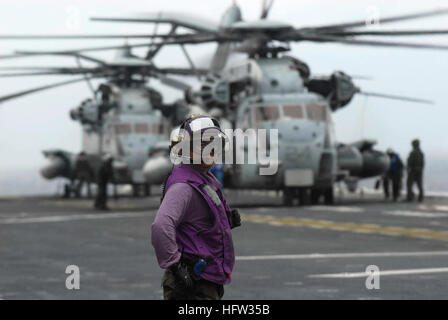 071118-N-1778P-128 CORAL SEA (Nov. 18, 2007)  Aviation Boatswain's Mate (Fuel) 2nd Class Marwin D. Aquino supervises fueling stations ensuring aircraft are fueled aboard the amphibious assault ship USS Essex (LHD 2).  Essex is the lead ship of the only permanently forward-deployed U.S. Expeditionary Strike Group and serves as the flagship for Commander, Task Force 76. U.S. Navy photo by Mass Communication Specialist 2nd Class Drae Parker (Released) US Navy 071118-N-1778P-128 Aviation Boatswain's Mate (Fuel) 2nd Class Marwin D. Aquino supervises fueling stations ensuring aircraft are fueled abo Stock Photo