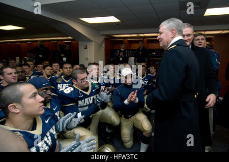 071201-N-8273J-230 BALTIMORE (Dec. 1, 2007) Ð In the locker room, Chief of Naval Operations (CNO) Adm. Gary Roughead congratulates the U.S. Naval Academy team following a 38-3 victory over the Black Knights of the Army.  The 108th Army-Navy football game was held at M&T Bank Stadium. The Navy has accepted an invitation to play in the Poinsettia Bowl in San Diego on Dec. 20. U.S. Navy photo by Mass Communication Specialist 1st Class Tiffini M. Jones (RELEASED) US Navy 071201-N-8273J-230 Chief of Naval Operations (CNO) Adm. Gary Roughead congratulates the U.S. Naval Academy team following a 38-3 Stock Photo