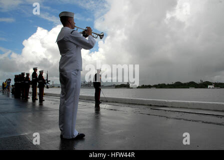 071207-N-4965F-014 PEARL HARBOR, Hawaii (Dec. 7, 2007) A bugler from the U.S. Pacific Fleet Band plays the traditional call to Taps, during a joint U.S. Navy/National Park Service ceremony commemorating the 66th anniversary of the Japanese attack on Pearl Harbor.  More than 2,500 distinguished guests and the general public joined Sailors, Pearl Harbor survivors and their families and friends on board Naval Station Pearl Harbor for the annual observance. U.S. Navy photo by Mass Communication Specialist 1st Class James E. Foehl (Released) US Navy 071207-N-4965F-014 A bugler from the U.S. Pacific Stock Photo