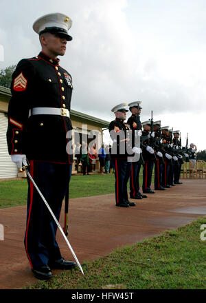 071207-N-7138C-037 BARBER'S POINT, Hawaii (Dec. 7, 2007) - Members of the rifle detail from Marine Forces Pacific stand at attention during the rededication of the Ewa Marine Corps Air Station wayside exhibit and plaque. The exhibit details the history of the airfield and its destruction by Japanese aircraft 66 years ago. It also serves as a memorial to the four Marines who died during the attack on Pearl Harbor, Dec. 7, 1941. U.S. Navy photo by Mass Communication Specialist Seaman Byung K. Cho US Navy 071207-N-7138C-037 Members of the rifle detail from Marine Forces Pacific stand at attention Stock Photo