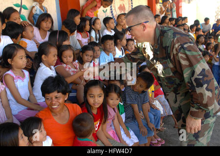 071215-N-7286M-010 ZAMBOANGA CITY, Philippines (Dec. 15, 2007) U.S. Air Force Chaplin, Maj. Philip G. Houser meets with the children at MEIN College. Sailors, Airmen and Soldiers assigned to Joint Special Operations Task Force-Philippines (JSOTF-P) assisted MEIN College, INC. and the Kiwanis Club of METRO Zamboanga in handing out presents for the holidays at the as part of their annual community outreach program. U.S. Navy photo by Mass Communication Specialist 1st Class Daniel R. Mennuto (Released) US Navy 071215-N-7286M-010 U.S. Air Force Chaplain, Maj. Philip G. Houser meets with the childr Stock Photo