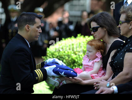 100408-N-5416W-303  NORFOLK (April 8, 2010) Cmdr. Dave Mundy, executive officer of the Bluetails of Carrier Airborne Early Warning Squadron (VAW) 121, presents an American flag to the widow of Lt. Miroslav Steven Zilberman during his memorial ceremony. Zilberman was killed March 31 when his E-2C Hawkeye crashed while attempting to return to the aircraft carrier USS Dwight D. Eisenhower (CVN 69) from a mission over Afghanistan. (U.S. Navy photo by Mass Communication Specialist 2nd Class William Wienert/Released) US Navy 100408-N-5416W-303 Cmdr. Dave Mundy, executive officer of the Bluetails of  Stock Photo
