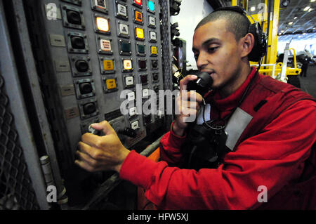 090306-N-1525H-024 PACIFIC OCEAN (March 6, 2009) Aviation Ordnanceman Airman Joel Jeffries, assigned to Weapons DepartmentÕs G-1 division, speaks through an X30J8 sound powered telephone during a weapons movement aboard the nuclear-powered aircraft carrier USS Nimitz (CVN 68). Nimitz and Carrier Air Wing (CVW) 11 are conducting Tailored ShipÕs Training Availability off the coast of Southern California. (U.S. Navy photo by Mass Communication Specialist 3rd Class Matthew C. Haws/Released) US Navy 090306-N-1525H-024 Aviation Ordnanceman Airman Joel Jeffries, assigned to Weapons Department's G-1 d Stock Photo