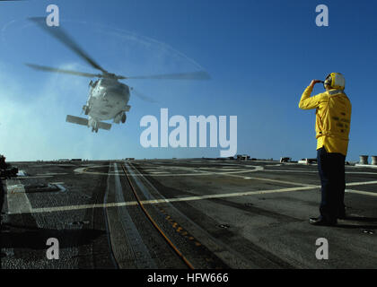 080127-N-7981E-047 PACIFIC OCEAN (Jan. 27, 2008) Boatswain's Mate 1st Class William Geurin signals the SH-60F Seahawk carrying Secretary of the Navy (SECNAV) The Honorable Dr. Donald Winter to a landing aboard the Arleigh Burke-class guided-missile destroyer USS Momsen (DDG 92). Winter visited Momsen with members of the press to observe steps being taken to mitigate the impact of sonar on marine mammals. Momsen is part of the Abraham Lincoln Strike Group participating in a joint task force exercise off the coast of Southern California. U.S. Navy photo by Mass Communication Specialist 2nd Class Stock Photo