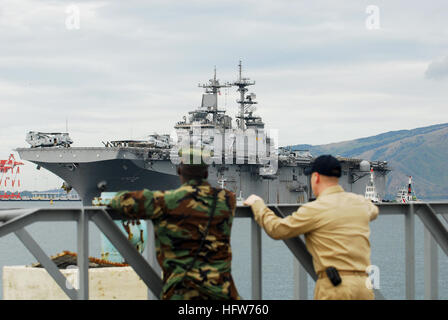 080219-N-7446H-004 SUBIC BAY (Feb 19, 2008) Security personnel from the amphibious assault ship USS Essex (LHD 2) watch the ship pull into port. The Essex Expeditionary Strike Group is participating in the annual bilateral exercise Balikatan (BK 08) between the Republic of the Philippines and the United States. During BK-08, the Essex Expeditionary Strike group will conduct humanitarian assistance and training activities with service members from the Republic of the Philippines to improve maritime security, humanitarian assistance and disaster relief efforts. U.S. Navy photo by Mass Communicat Stock Photo