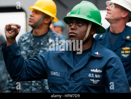 110810-N-PB383-253 PACIFIC OCEAN (Aug. 10, 2011) Boatswain’s Mate 2nd Class Donte Tidwell signals to the crane operator while unloading the rigid-hull inflatable boat aboard the San Antonio-class amphibious transport dock ship USS New Orleans (LPD 18). New Orleans, along with embarked Marines assigned to the 11th Marine Expeditionary Unit (11th MEU), are conducting pre-deployment work ups as part of the Makin Island Amphibious Ready Group. (U.S. Navy photo by Mass Communication Specialist 3rd Class Dominique Pineiro/Released) US Navy 110810-N-PB383-253 Boatswain's Mate 2nd Class Donte Tidwell  Stock Photo