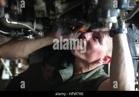 050612-N-8158F-021 Pacific Ocean (June 12, 2005) Ð U.S. Marine Corps Lance Cpl. Travis Tracy, assigned to the ÒRed DevilsÓ of Marine Fighter Attack Squadron Two Three Two (VMFA-232), removes the main fuel control unit on an F/A-18 Hornet in the hangar bay aboard USS Nimitz (CVN 68). The Nimitz Strike Group is currently on a regularly scheduled deployment in support of the Global War on Terrorism. U.S. Navy photo by PhotographerÕs Mate Airman Roland Franklin (RELEASED) US Navy 050612-N-8158F-021 U.S. Marine Corps Lance Cpl. Travis Tracy removes the main fuel control unit on an F-A-18 Hornet in  Stock Photo