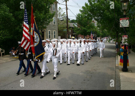 050612-N-8110K-079 Boston, Mass. (June 12, 2005) – U.S. Navy Sailors march in the streets of Boston during a parade as part of Navy Week Boston. Twenty such weeks are planned this year in cities throughout the U.S., arranged by the Navy Office of Community Outreach (NAVCO). NAVCO is a new unit tasked with enhancing the Navy's brand image in areas with limited exposure to the Navy. U.S. Navy photo by Journalist 1st Class Dave Kaylor (RELEASED) US Navy 050612-N-8110K-079 U.S. Navy Sailors march in the streets of Boston during a parade as part of Navy Week Boston Stock Photo