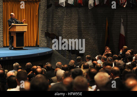 080617-N-5549O-086 NEWPORT, R.I. (June 17, 2008) Secretary of the Navy (SECNAV) the Honorable Dr. Donald C. Winter addresses the audience at the Current Strategy Forum at the Naval War College. The Current Strategy Forum offers an opportunity to exchange views among scholars and leaders from across industry, government and the military to better inform the leadership of the maritime services about strategic challenges. U.S. Navy photo by Mass Communication Specialist 2nd Class Kevin S. O'Brien (Released) US Navy 080617-N-5549O-086 Secretary of the Navy (SECNAV) the Honorable Dr. Donald C. Wint Stock Photo