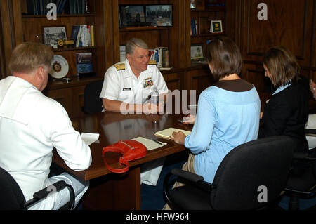 080617-N-7437F-027 NEWPORT, R.I. (June 17, 2008) Chief of Naval Operations (CNO) Adm. Gary Roughead, center, speaks with local media at the Naval War College in Newport, R.I. Roughead is at the College for the annual Current Strategy Forum, a two-day event covering topics such as national security and conflict prevention, the role of maritime forces and conflict in the 21st century. U.S. Navy photo by Mass Communication Specialist Chief Greg Frazho (Released) US Navy 080617-N-7437F-027 Chief of Naval Operations (CNO) Adm. Gary Roughead, center, speaks with local media at the Naval War College  Stock Photo