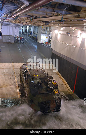 050615-N-9421C-013 Pacific Ocean (June 15, 2005) - An amphibious assault vehicle (AAV) assigned to the 3rd Amphibious Assault Battalion based at Camp Pendleton, Calif., makes its way into the well deck onboard USS Peleliu through the Pacific Ocean to embark aboard the amphibious assault ship USS Peleliu (LHA 5) while the ship was underway off hte coast of Southern California. U.S. Navy photo by Photographer's Mate 2nd Class (AW)  Kerryl Cacho (RELEASED) US Navy 050615-N-9421C-013 An amphibious assault vehicle, assigned to the 3rd Amphibious Assault Battalion, stationed at Camp Pendleton, Calif Stock Photo