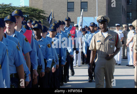 080616-9999K-013 GREAT LAKES, Ill. (June 16, 2008) Chief Aviation Ordnanceman Jay Johnson, a recruit division commander at Recruit Training Center Great Lakes, marches a division of Sea Cadets during a U. S. Naval Sea Cadet Corps recruit introduction to Navy life. The Sea Cadets are experiencing life as Navy recruits during a nine-day training period by 70 recruit division commanders who volunteered their time and expertise to provide basic military. U.S. Navy Photo US Navy 080616-O-9999K-013 Chief Aviation Ordnanceman Jay Johnson, a recruit division commander at Recruit Training Center Great  Stock Photo