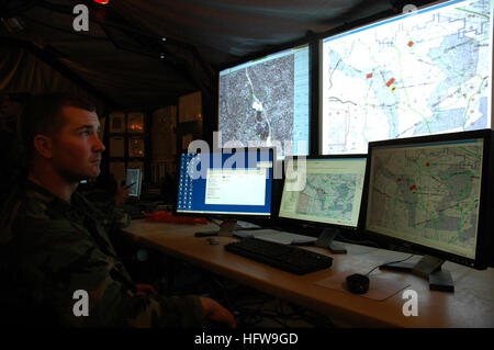 080623-N-7367K-004 CAMP SHELBY, Miss. (June 23, 2008) Steelworker 1st Class Greg Laney, assigned to Naval Mobile Construction Battalion (NMCB) 11, monitors the battalion's convoy security elements from the command operations center during a field exercise (FEX) at Camp Shelby. NMCB-11 is being aggressed by Seabees from NMCB-1 during their FEX. U.S. Navy photo by Mass Communication Specialist 2nd Class Demetrius Kennon (Released) US Navy 080623-N-7367K-004 Steelworker 1st Class Greg Laney, assigned to NMCB-11, monitors the battalion's convoy security elements from the command operations center  Stock Photo