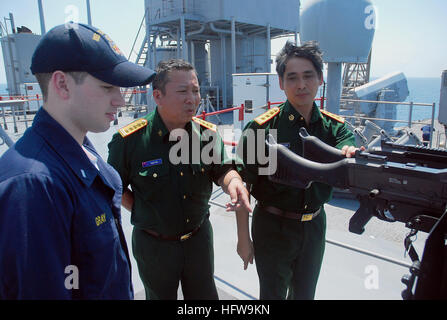 080626-N-8138M-258 SINGAPORE (June 26, 2008) Lt. j.g. Ian Gray, left, Senior Colonel Pham Tan and Senior Col. Nguyen Van Toan of the Socialist Republic of Vietnam Army discuss a 50-caliber machine gun aboard the amphibious dockl landing ship USS Tortuga (LSD 46) as they await a live fire exercise. Tan and Toan are part of a 5-man Vietnamese delegation underway aboard the Tortuga as observers during the Singapore phase of Cooperation Afloat Readiness and Training (CARAT) 2008. U.S. Navy photo by Mass Communication Specialist 1st Class Dan Meaney (Released) US Navy 080626-N-8138M-258 Lt. j.g. Ia Stock Photo