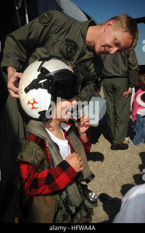 100323-N-1522S-004 MAYPORT, Fla. (March 23, 2010) Aviation Warfare Systems Operator 1st Class Matt Jirrels gives students from Ponte Vedra Elementary school a tour of a helicopter during their visit to Helicopter Anti-Submarine Squadron Light (HSL) 44 at Naval Station Mayport. The kindergarten class also had the opportunity to tour the base and visit the guided-missile frigate USS Doyle (FFG 30). (U.S. Navy photo by Mass Communication Specialist 1st Class Leah Stiles/Released) US Navy 100323-N-1522S-004 Aviation Warfare Systems Operator 1st Class Matt Jirrels gives students from Ponte Vedra El Stock Photo