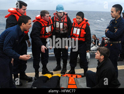 080209-N-5067K-044 PACIFIC OCEAN (Feb. 8, 2009) Lt. Jeremy Moore, medical officer aboard the amphibious transport dock ship USS Juneau (LPD 10), conducts training and quickly briefs the stretcher-bearers prior to moving a simulated patient during a man overboard drill. Juneau is part of the Essex Amphibious Ready Group forward deployed out of Sasebo Japan. U.S. Navy photo by Mass Communication Specialist 1st Class Michael D. Kennedy (Released) US Navy 080209-N-5067K-044 Lt. Jeremy Moore, medical officer aboard the amphibious transport dock ship USS Juneau (LPD 10), conducts training and quickl Stock Photo