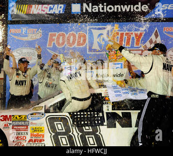 080822-N-5345W-184 BRISTOL, Tenn. (Aug. 22, 2008) JR Motorsports team members shower driver Brad Keselowski with Gatorade and water in victory lane after winning the NASCAR Nationwide Series Food City 250 at Bristol Motor Speedway in Bristol. Keselowski overcame a 37th place starting position to claim his second career victory and won second place overall in the nationwide championship standings. (U.S. Navy photo by Mass Communication Specialist 2nd Class Kristopher S. Wilson/Released) US Navy 080822-N-5345W-184 JR Motorsports team members shower driver Brad Keselowski with Gatorade and water  Stock Photo