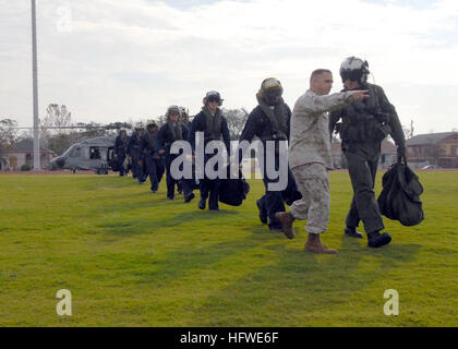 080918-N-2804C-017 GALVESTON, Texas (Sept. 18 2008) Sailors from the USS Nassau volunteer Galveston Assistance Team - Overhaul Response (GATOR) arrive at Ball High School, the current center of operations for recovery efforts in Galveston, Texas. The amphibious assault ship USS Nassau (LHA 4) is anchored off the coast of Galveston to support civil authorities in disaster response as directed in the wake of Hurricane Ike. (U.S. Navy Photo by Mass Communication Specialist 2nd Class Michael P. Cortez/Released) US Navy 080918-N-2804C-017 Sailors from the USS Nassau volunteer Galveston Assistance T Stock Photo