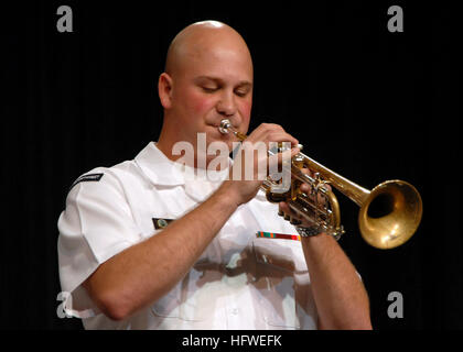080922-N-4649C-001 SALEM, Oregon (Sept. 22, 2008) Musician 2nd Class Joel Thiesfelt, a bugler for Navy Band Northwest, performs during a free concert at McNary High School.  Sailors from Navy Band Northwest traveled to Salem, Oregon, to meet with local high school and college music students and share their knowledge of music and the Navy. (U.S. Navy photo by Mass Communication Specialist 2nd Class Chantel M. Clayton/Released) US Navy 080922-N-4649C-001 Musician 2nd Class Joel Thiesfelt performs during a free concert at McNary High School Stock Photo